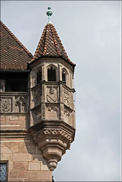 Quel est le nom de cette petite tour conique décorative en encorbellement ?