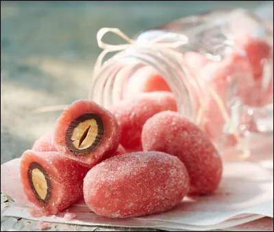 Quelle est cette confiserie, spécialité de la ville de Pau, une amande grillée enrobée de chocolat noir et enroulée dans une pâte d'amande aromatisée ?