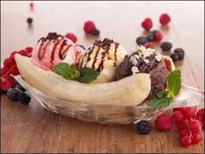 Quels sont les trois parfums de glace qui se trouve dans un banana split ?