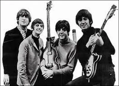 Si l'on traduit le titre "Yellow Submarine" des Beatles, cela donne "Sous-marin Violet".