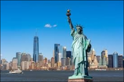Comment se nomme cette statue qui domine la baie de New York ?
