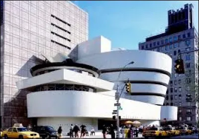 Quel est ce grand musée de l'art moderne à New York avec son célèbre escalier en colimaçon ?