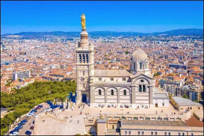 Je me situe au sud de la France près de la mer Méditerranée et je suis plutôt connue : 
Que suis-je ?