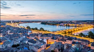 Je suis une ville avec des bâtiments élégants, une culture riche et des vins célèbres.
Que suis-je ?