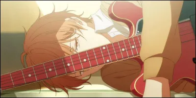 Donc là, on a deux couples BL. Dans le premier, on a ce gars, là, qui dort avec sa guitare. Comment s'appelle-t-il ?