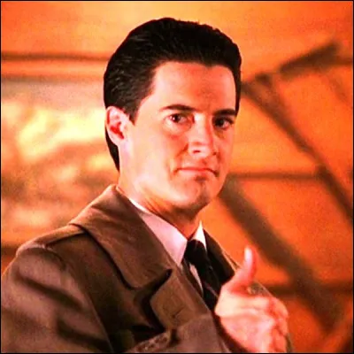 Dans quelle série Kyle McLachlan enquête-t-il sur le meurtre dune lycéenne dans une ville fictive de lÉtat de Washington ?