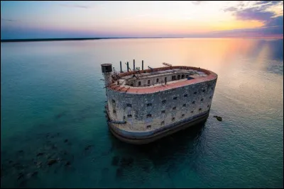 Depuis quelle année Olivier Minne est-il le présentateur de lémission Fort Boyard ?
