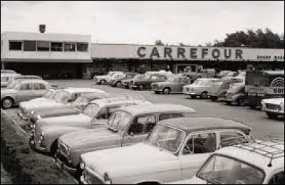Le premier supermarché Carrefour a-t-il ouvert en 1973 ?