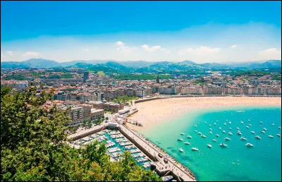 Quelle est cette station balnéaire du Golfe de Gascogne au Pays Basque espagnol, célèbre pour ses belles plages urbaines ?