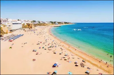 Quelle est cette station balnéaire du sud du Portugal dans l'Algarve célèbre pour ses plages de sable fins et sa vie nocturne ?