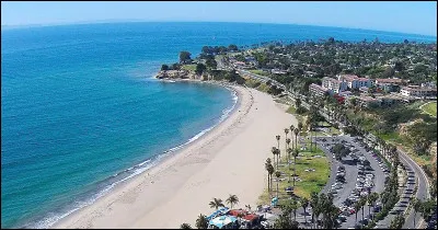 Quelle est cette station balnéaire huppée de Californie située face à l'océan Pacifique, surnommée la "Riviera américaine" lieu de résidence de la jet set californienne ?
