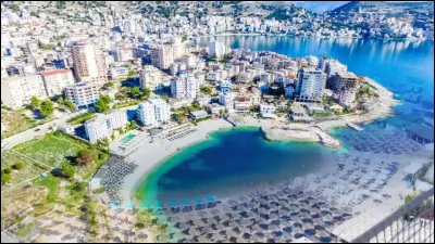 Quelle est cette station balnéaire de la Riviera albanaise sur la côte ionienne, destination la plus prisée des Albanais ?