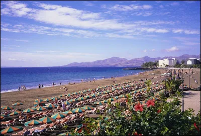 Quelle est cette station balnéaire de l'île de Lanzarote dans l'archipel des Canaries très fréquentée par les touristes d'Europe pour ses plages de sable fins et son port de plaisance ?