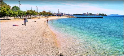 Quelle est cette station balnéaire de la côte dalmate en Croatie, surnommée la "Perle de l'Adriatique" ?