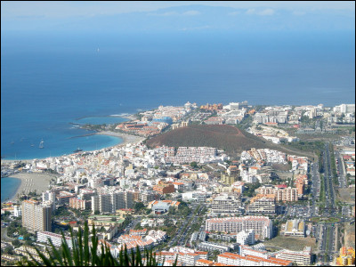 Quelle est cette station balnéaire, la plus grande du monde, située sur l'île de Ténérife dans l'archipel des Canaries ?