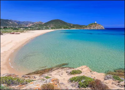 Quelle est cette station balnéaire italienne de Sardaigne située dans le golfe des Anges, appréciée pour sa beauté sauvage et ses plages ?
