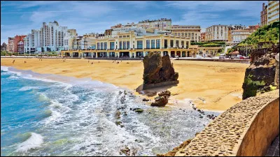 Quelle est cette station balnéaire de la côte basque atlantique, considérée comme la plus notoire de France ?