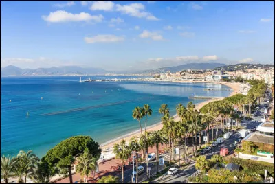 Quelle est cette station balnéaire de la côte d'Azur, célèbre dans le monde entier pour son festival international du film qui se déroule au Palais des festivals de la Croisette ?