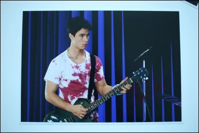 De quel instrument joue-t-il ?