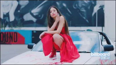 Comment s'appelle la chanson solo de Jennie ?