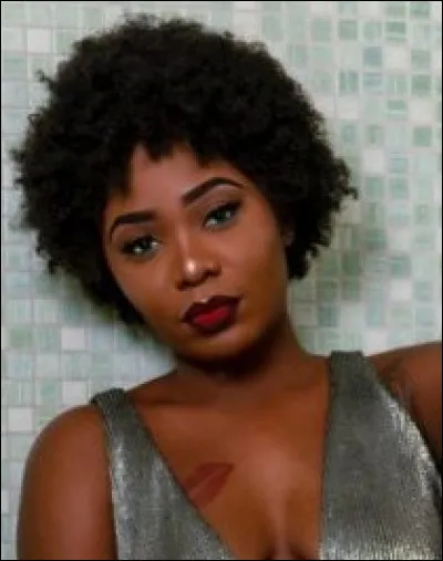 ''Jocelyne Bijoux'' est une chanteuse d'un île dont la capitale est Port-au-Prince. Donc elle est ?