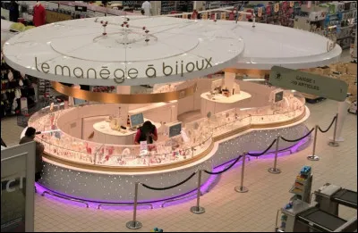 ''Le Manège à Bijoux'' est une enseigne de quelle grande surface ?