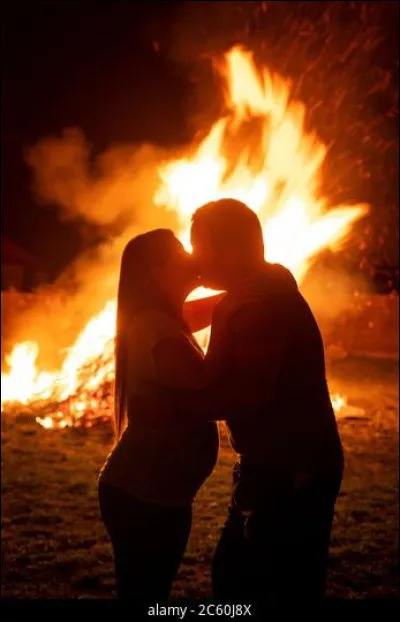 Est-il exact que les feux de la Saint-Jean auraient eu un pouvoir pour les amoureux ?