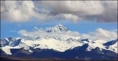 Quel sommet est souvent nommé "Le toit du Monde" ?