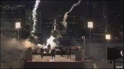 Sur le toit de quel bâtiment parisien le groupe Indochine a-t-il tourné le clip vidéo de sa chanson "Un été français" ?