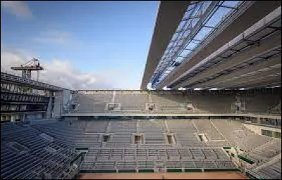 Quel est le nom du court de tennis de Roland-Garros qui possède un toit rétractable ?