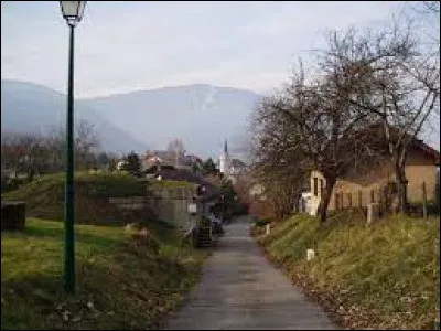 Nous terminons notre balade près de la frontière suisse, à Vulbens. Commune dans l'agglomération transfrontalière du Grand Genève, elle se situe dans le département ...