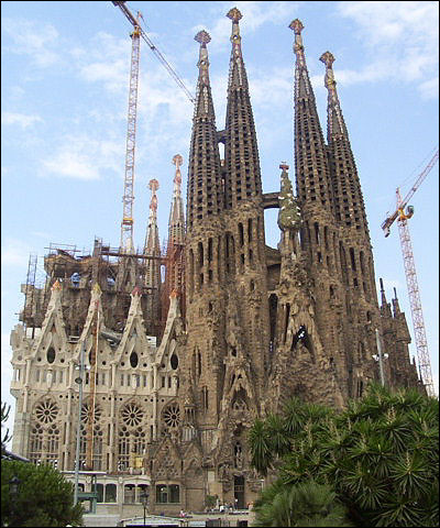 Dans quelle ville est située la Sagrada Familia ?