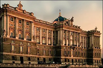 Quelle est la ville la plus importante du pays en matière de superficie ?