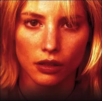 Dans une famille de quelle origine, Julie la fille au pair 'dmoniaque' de 'Superstition', est-elle embauche ?