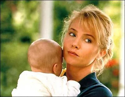 Pour quelle raison Rebecca De Mornay se fait-elle engager comme baby-sitter dans 'La Main sur le Berceau' ?