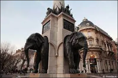 Dans quelle ville française peut-on admirer cette fontaine des éléphants ?