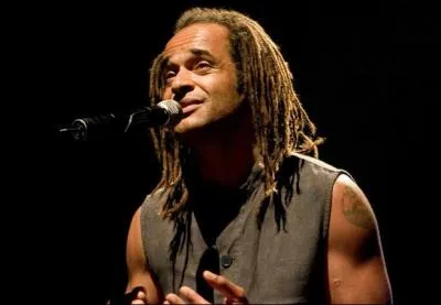 J'ai chant 'Destination ailleurs'. Qui suis-je ?