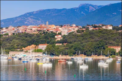 Quelle ville en F n'est pas située en Italie ?