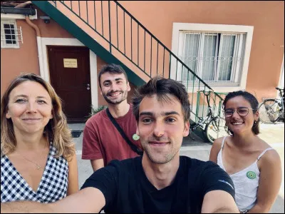 Quel est l'âge moyen des collaborateurs de Sandra ?