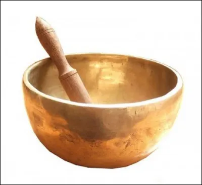 Voici un bol en métal particulier. De quel pays provient-il ?