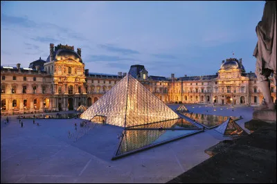 Quel président français est à l'origine de la construction de la pyramide du Louvre ?