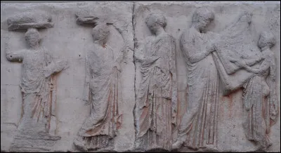 Les citoyens les plus fortunés devaient souvent mettre la main à la bourse pour faire tourner leur cité, la richesse n'étant possédée que par délégation de cette dernière ! Ce ''service public'' a un nom...