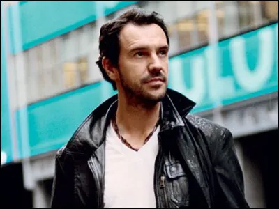 Qui est ce chanteur, inerprète du titre '' L'étranger'' ?