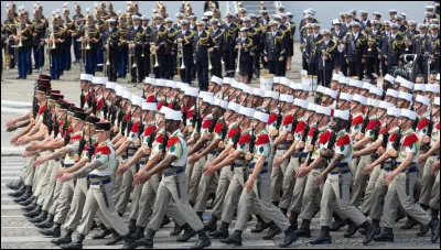 Le soldats de la Légion étrangère défilent en portant quel outil ?