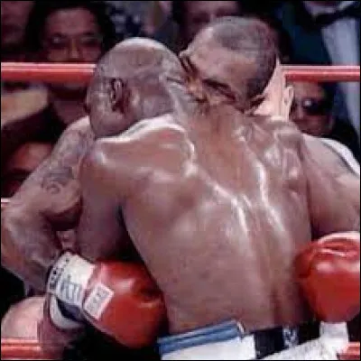 Sports et loisirs : Quel était le nom du boxeur à qui Mike Tyson a mordu l'oreille lors d'un combat ?
