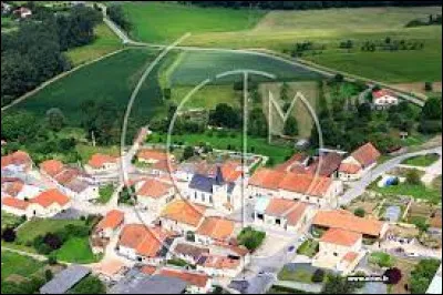 Voici une vue aérienne de Raville-sur-Sânon. Village du Lunévillois, traversé par le Sânon, il se situe dans l'ancienne région ...