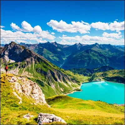 Quel &Eacute;tat f&eacute;d&eacute;ral est form&eacute; de neuf &Eacute;tats, dont la Styrie et le Vorarlberg ?