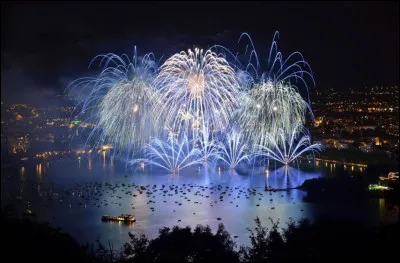 Voici une soirée son et lumière avec 70 minutes de spectacle sur la baie d'Albigny, des feux d'artifices se reflétant dans l'eau, provoquant l'émerveillement de plus de 100 000 spectateurs.
La manifestation existe depuis 400 ans, et c'est la Fête du Lac !