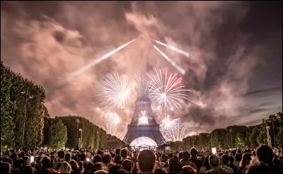 Pour célébrer le 14 juillet, des milliers de spectateurs attendent cet évènement incontournable qui va embraser la Dame de fer ! Dans quelle ville ?