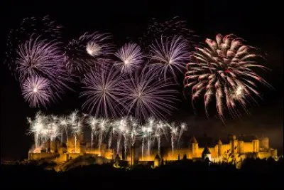 Quelle est cette ville qui organise, à la mi-juillet un spectacle pyrotechnique grandiose débutant par des fusées multicolores, puis qui s'arrête brusquement plongeant la ville de l'Aude dans le noir ? C'est là que grâce à des fumigènes impressionnants, les remparts de la cité s'embrasent !